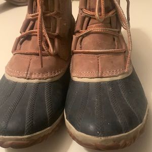 Sorel rain boots sz 91/2 as shown on photo of heel
